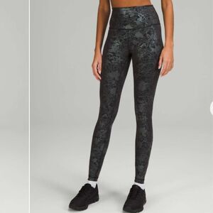 Lululemon Size 6 Wunder Train High Rise Tight Black‎ Iridescent Foil Full Length